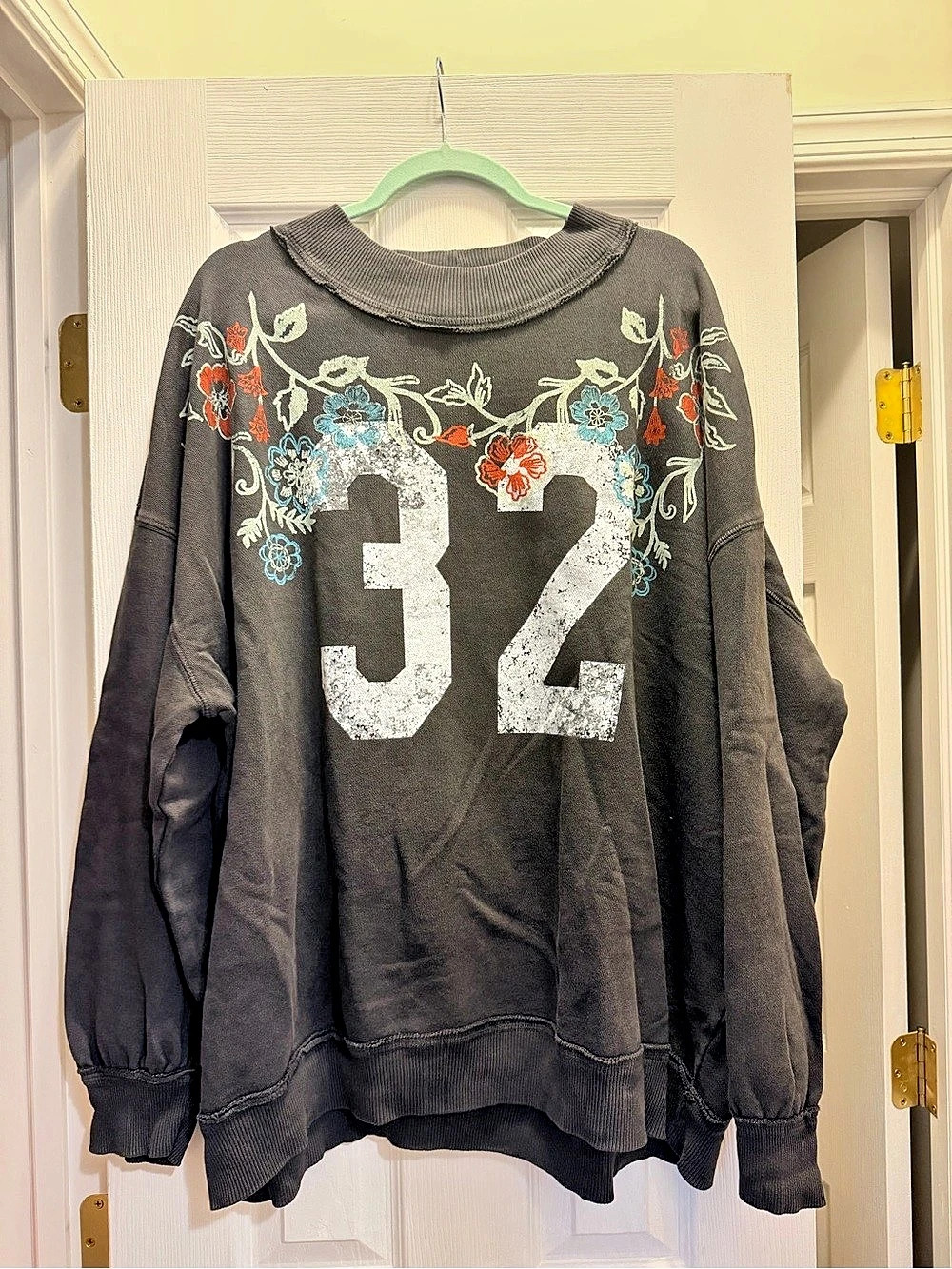 WE THE FREE Floral Graphic Sweatshirt Size Large